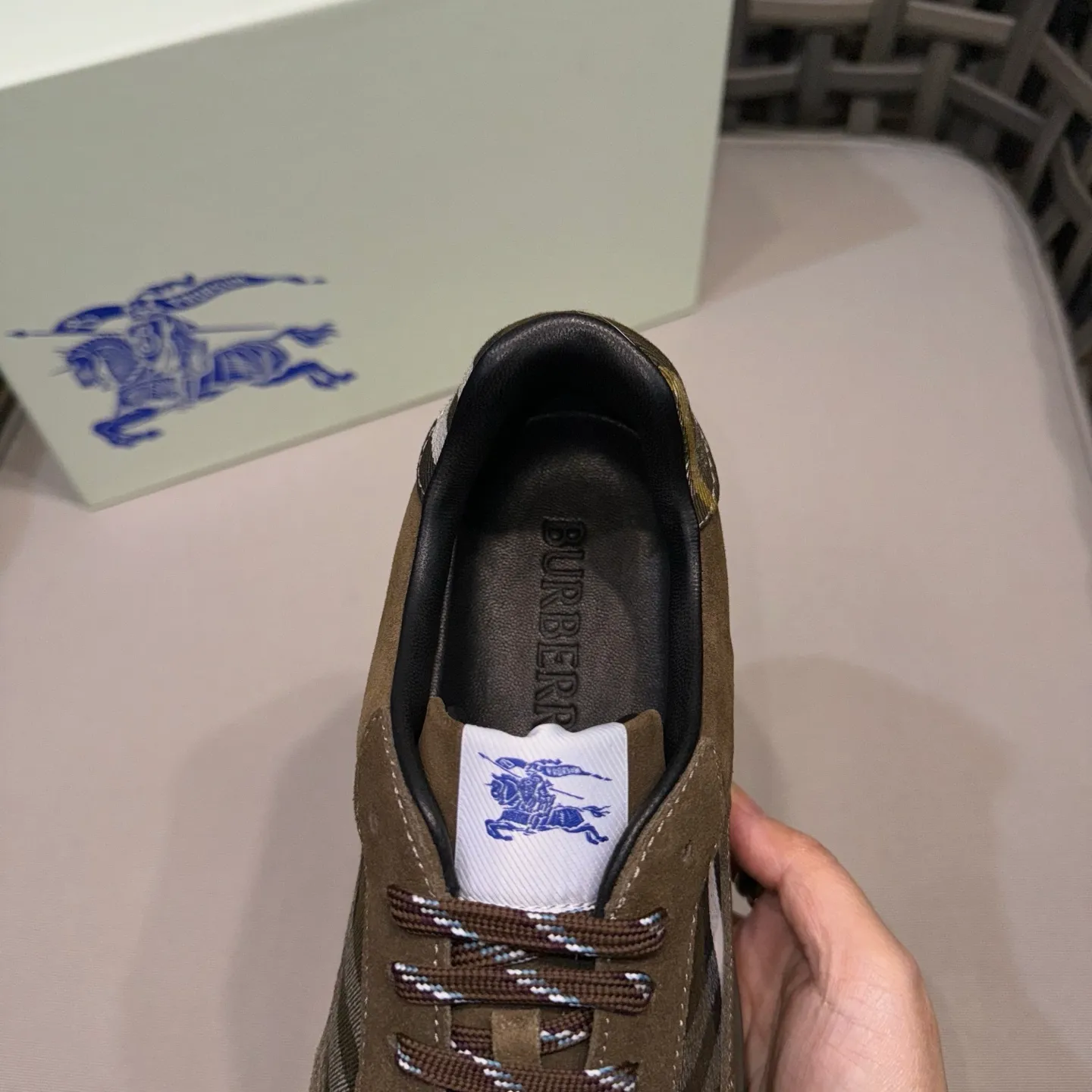 [Burberry] Top P: 680💰Size: 38-44 (45.46 custom-made) Burberry official website synchronized men's classic low-top sneakers | Made of original first-layer cowhide | Decorated with renewed brand logo | First-layer cowhide lining | Heel decorated with Burberry letter embossed logo | Original TPU outsole.